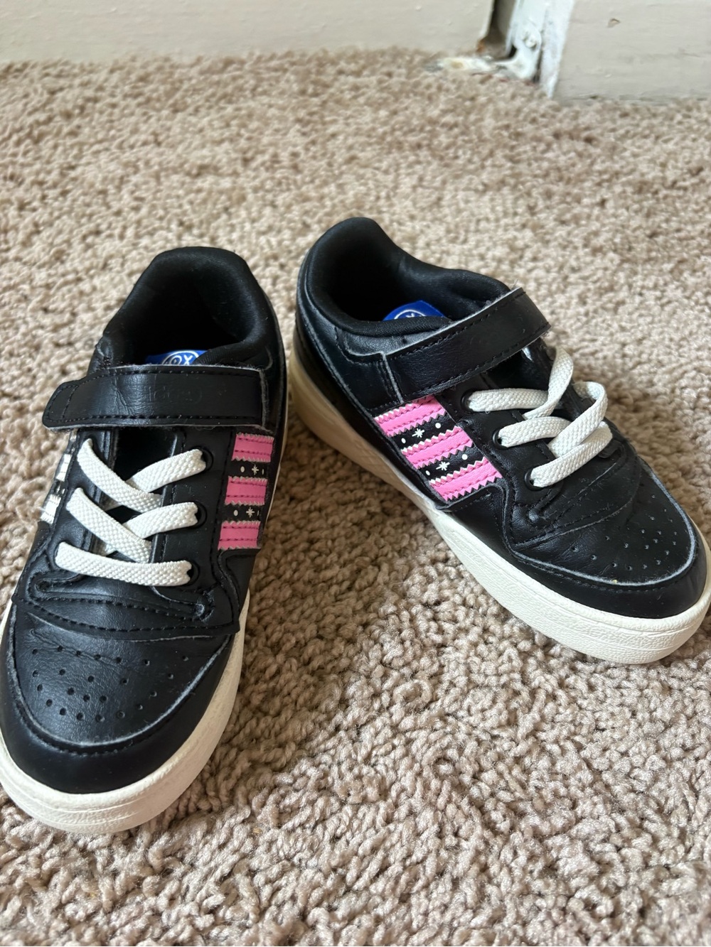 adidas Originals x Andre Saraiva "The World Needs
Love" Black Forum Low(8K size)
